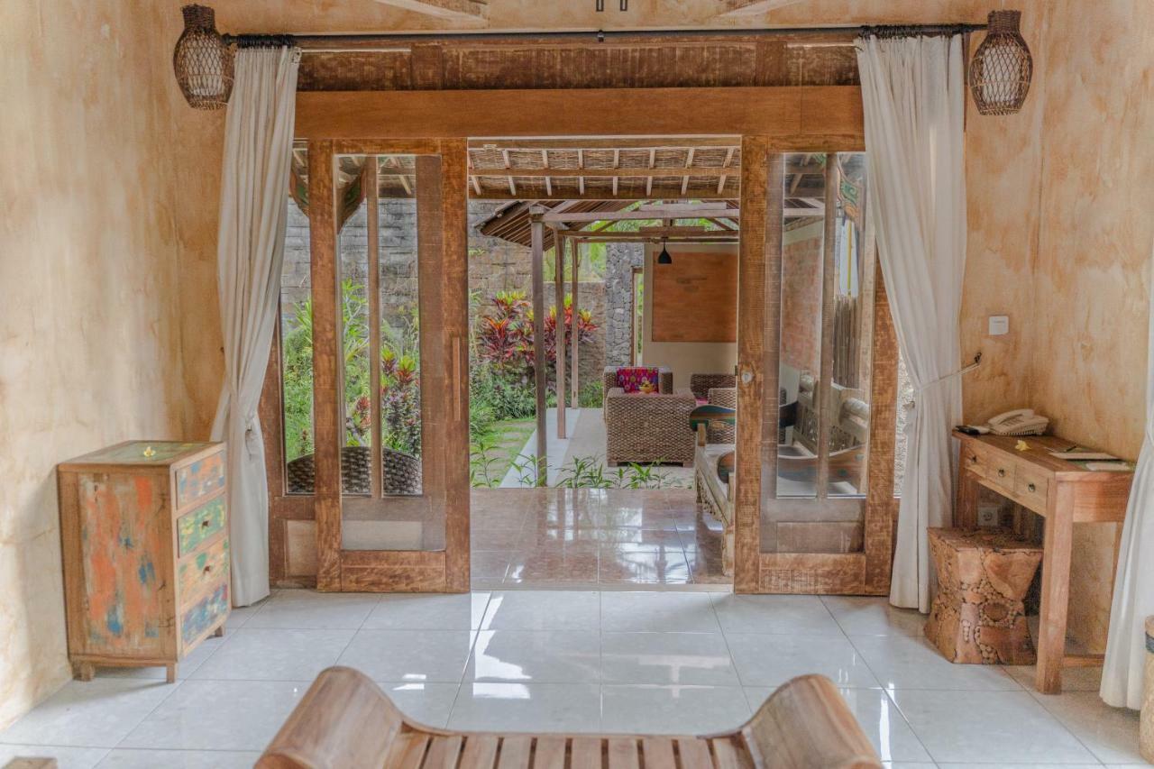 Senetan And Ubud